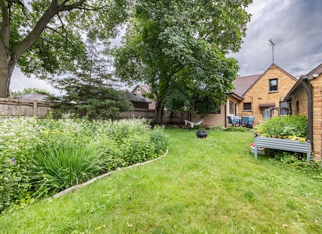 725 Augusta Avenue, Elgin, IL 60120