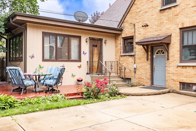 725 Augusta Avenue, Elgin, IL 60120