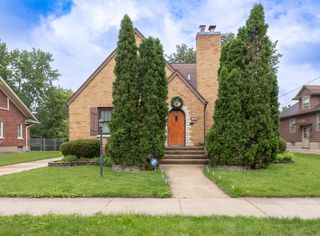 725 Augusta Avenue, Elgin, IL 60120