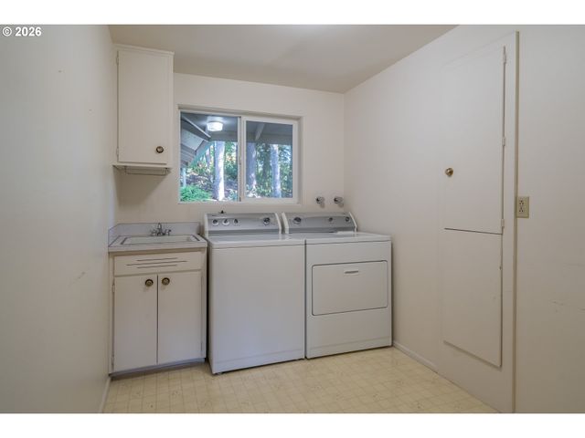 4072 NORMANDY Way, Eugene, OR 97405