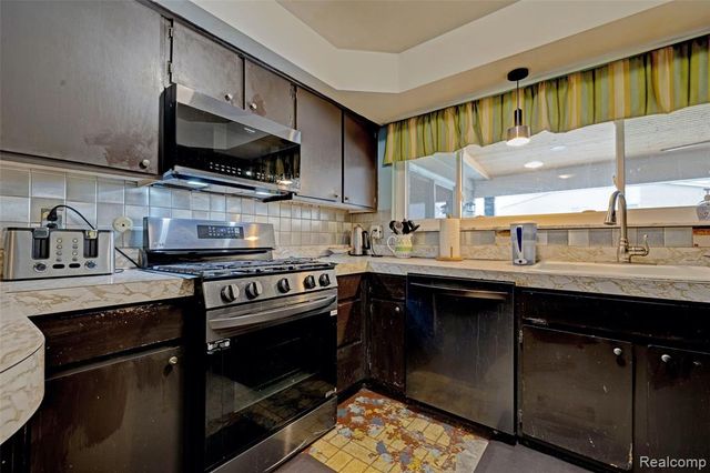 8704 Edna Drive, Warren, MI 48093