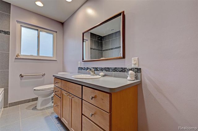 8704 Edna Drive, Warren, MI 48093