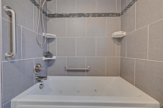 8704 Edna Drive, Warren, MI 48093