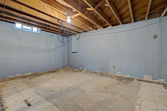 8704 Edna Drive, Warren, MI 48093