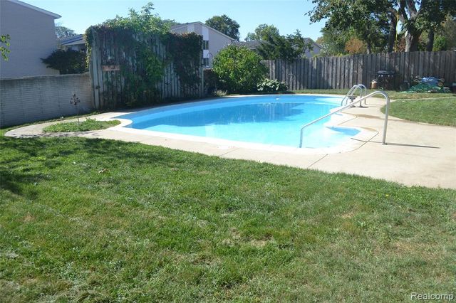 8704 Edna Drive, Warren, MI 48093