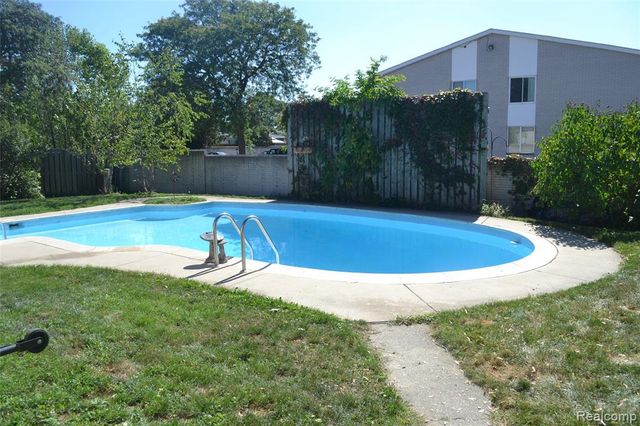 8704 Edna Drive, Warren, MI 48093