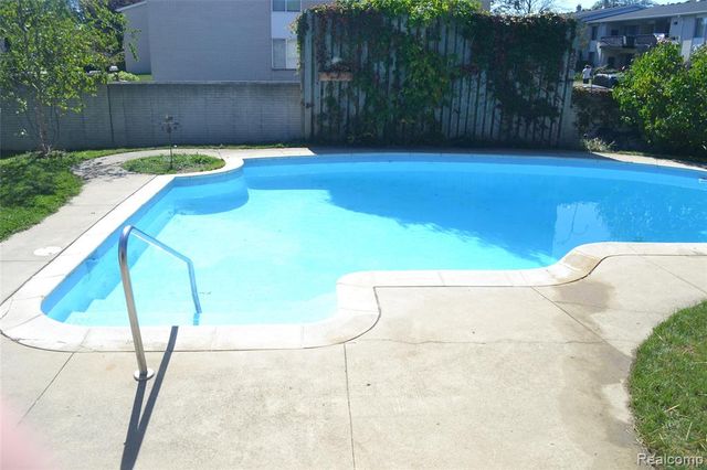 8704 Edna Drive, Warren, MI 48093