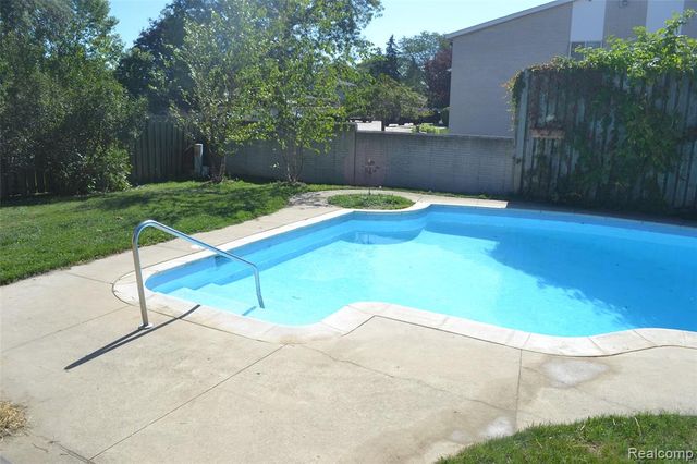 8704 Edna Drive, Warren, MI 48093