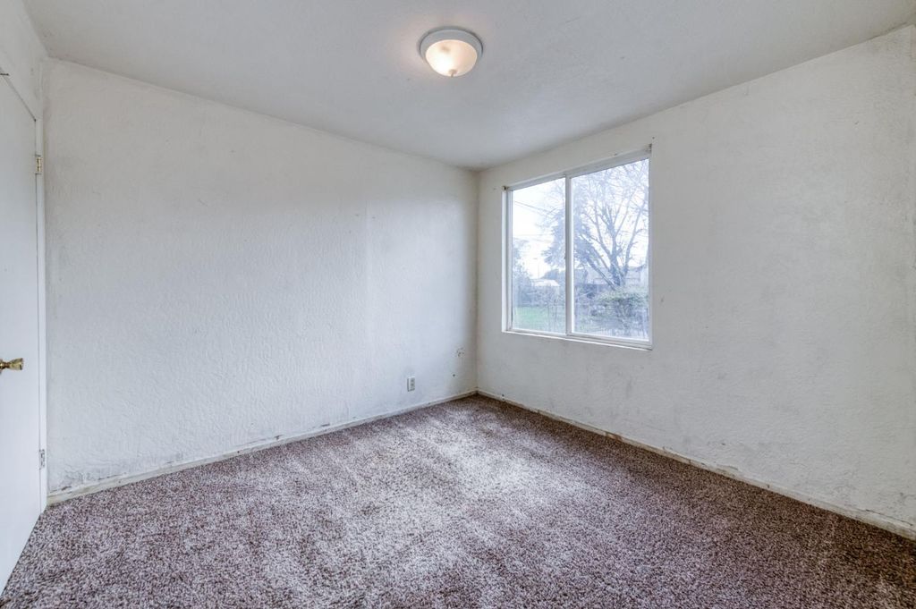 Image 11 of property listing at 122 E Eden Avenue, Fresno, CA 93706