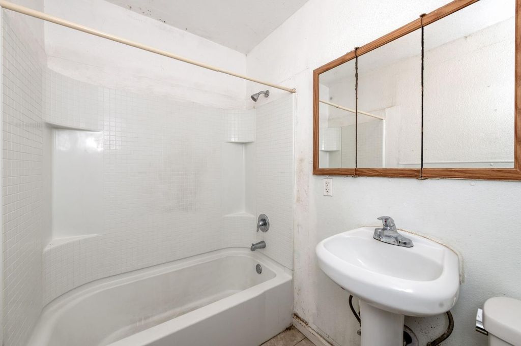 Image 12 of property listing at 122 E Eden Avenue, Fresno, CA 93706