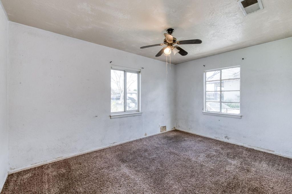 Image 13 of property listing at 122 E Eden Avenue, Fresno, CA 93706