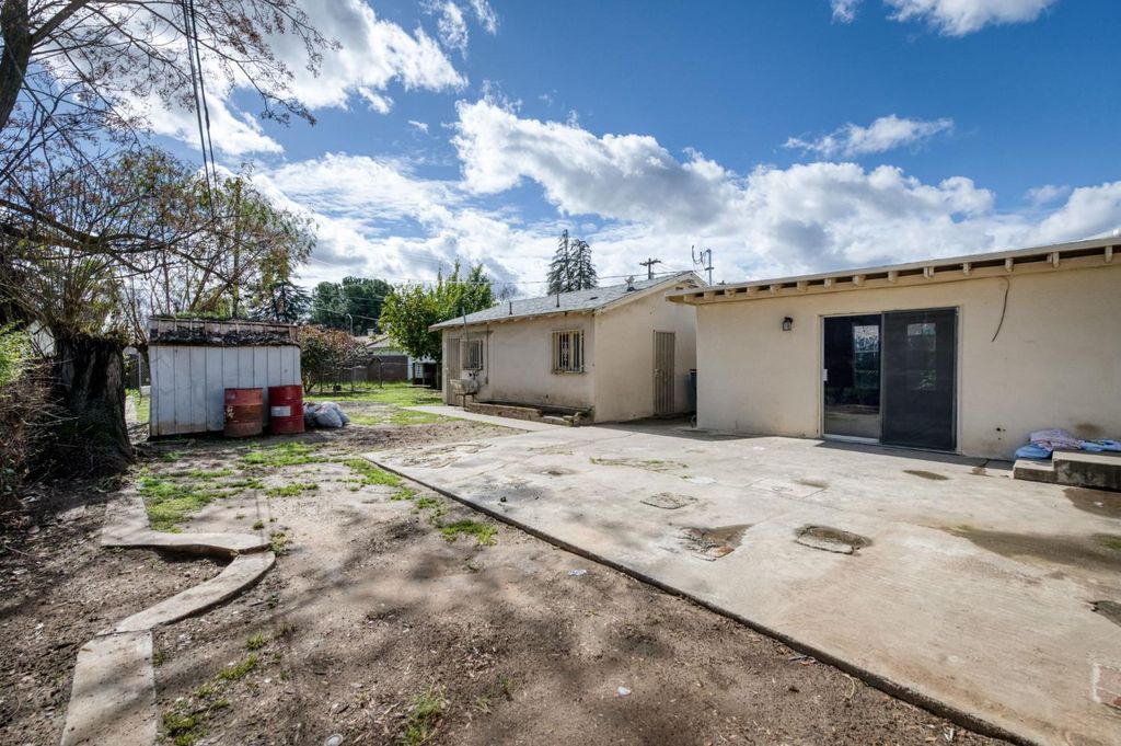 Image 14 of property listing at 122 E Eden Avenue, Fresno, CA 93706