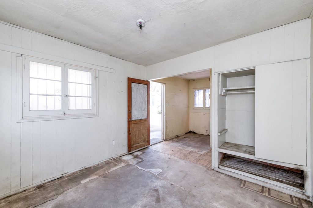 Image 15 of property listing at 122 E Eden Avenue, Fresno, CA 93706