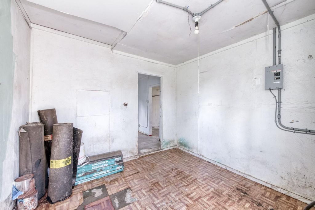 Image 16 of property listing at 122 E Eden Avenue, Fresno, CA 93706