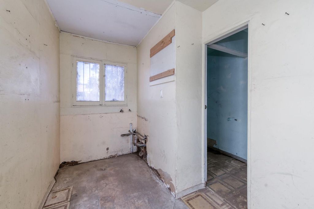 Image 17 of property listing at 122 E Eden Avenue, Fresno, CA 93706