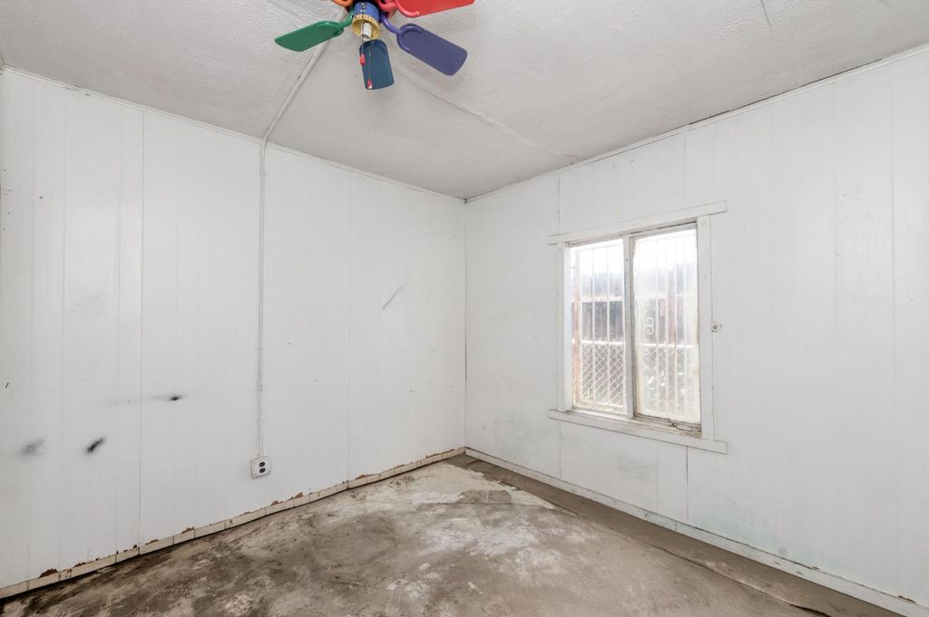 Image 18 of property listing at 122 E Eden Avenue, Fresno, CA 93706