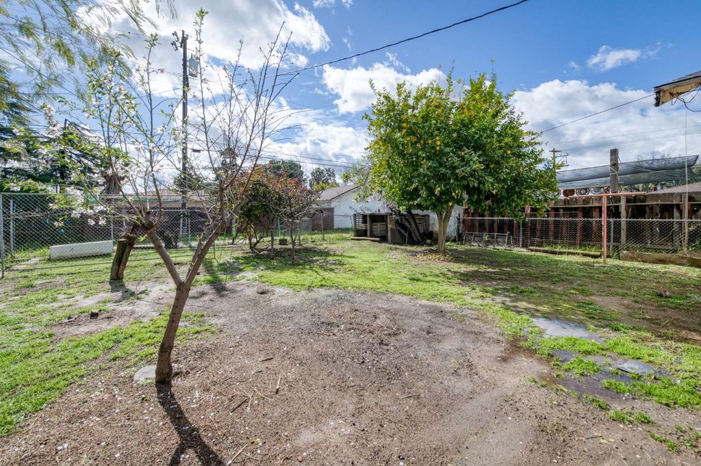 Image 19 of property listing at 122 E Eden Avenue, Fresno, CA 93706