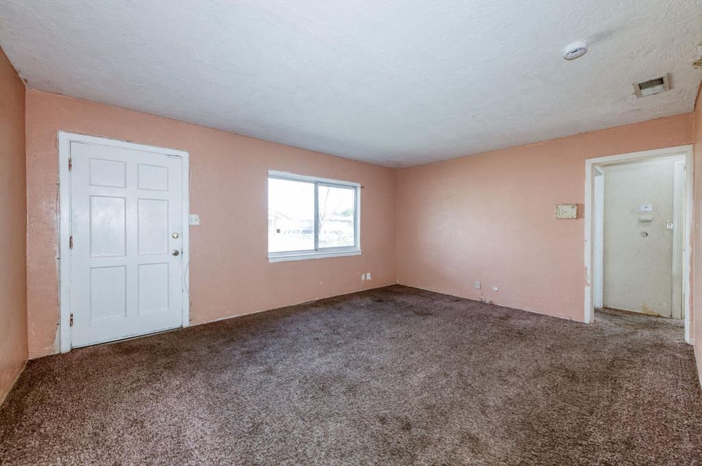 Image 2 of property listing at 122 E Eden Avenue, Fresno, CA 93706