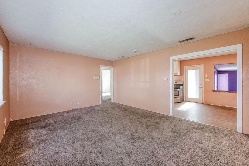 Image 3 of property listing at 122 E Eden Avenue, Fresno, CA 93706