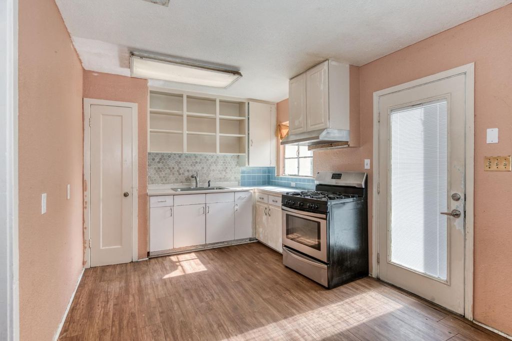 Image 4 of property listing at 122 E Eden Avenue, Fresno, CA 93706