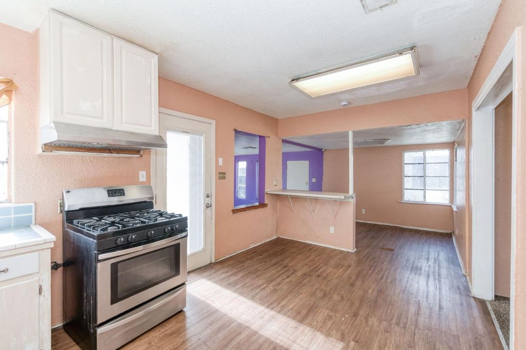 Image 5 of property listing at 122 E Eden Avenue, Fresno, CA 93706