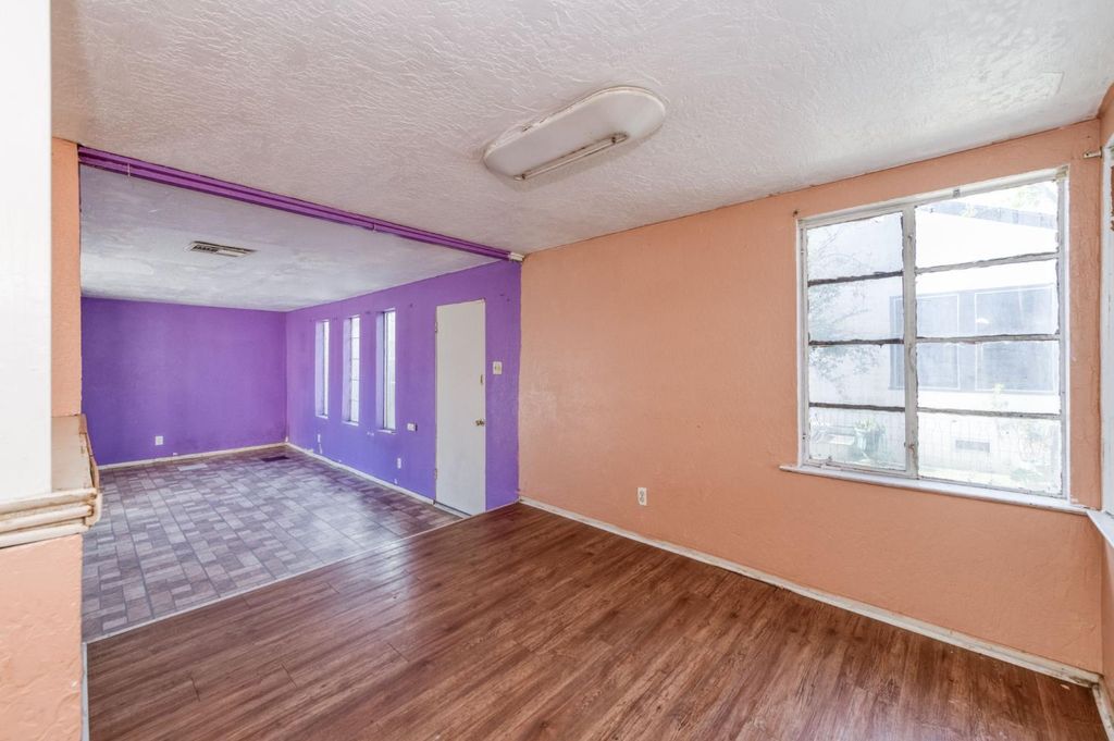 Image 7 of property listing at 122 E Eden Avenue, Fresno, CA 93706