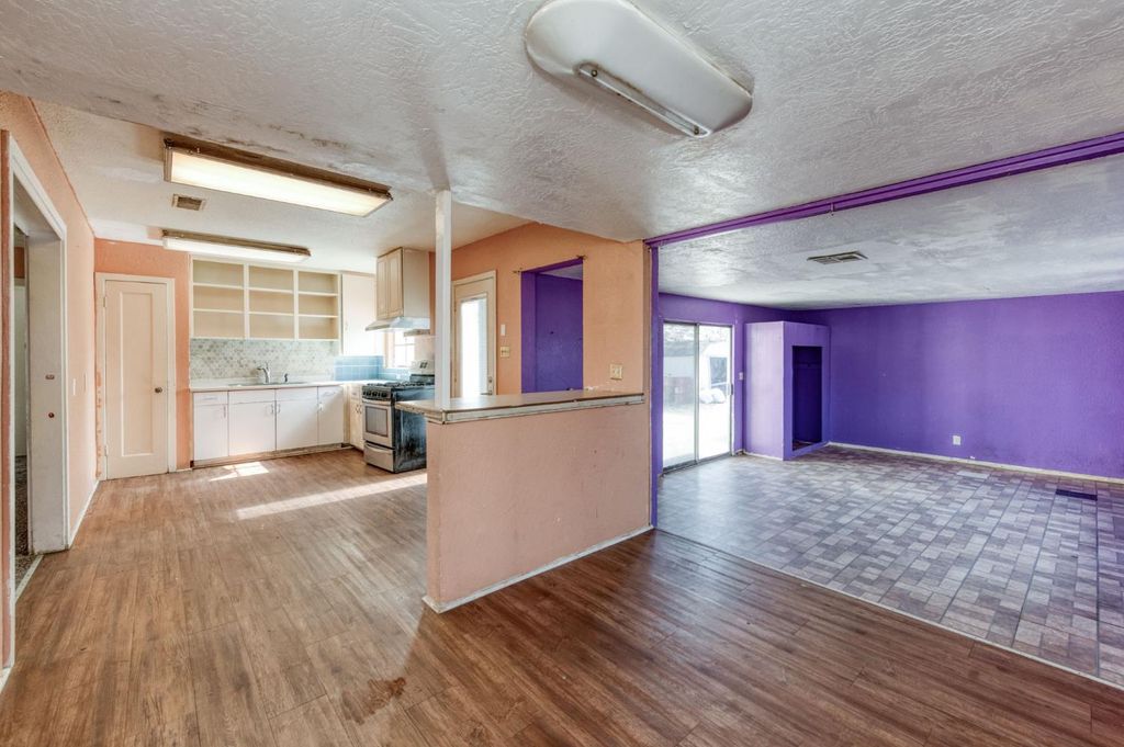 Image 8 of property listing at 122 E Eden Avenue, Fresno, CA 93706