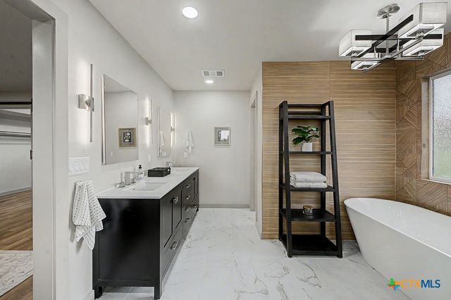 200 E Meadow Lane, Wimberley, TX 78676