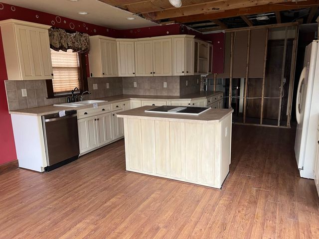 705 N LINDEN, Belle Plaine, KS 67013