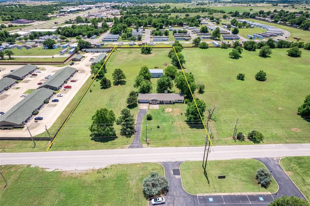 Image 1 of property listing at 523 W Country Club Road, Chickasha, OK 73018