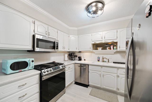 8224 E Douglas Ave, Wichita, KS 67206