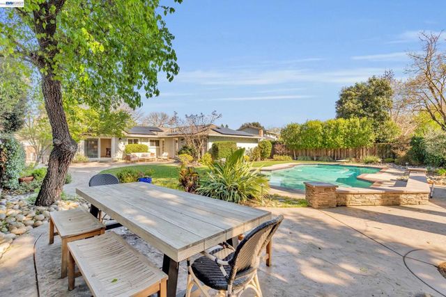 2070 Raven Rd, Pleasanton, CA 94566