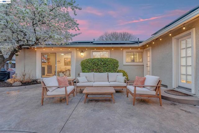 2070 Raven Rd, Pleasanton, CA 94566