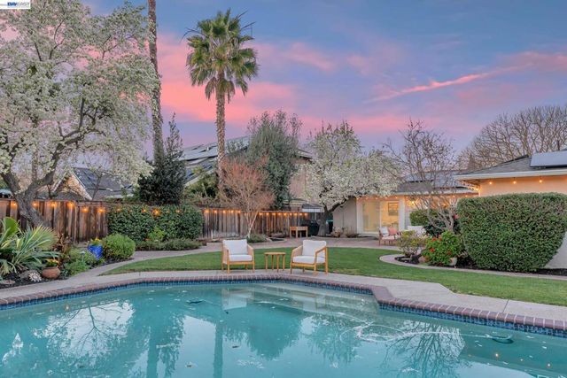 2070 Raven Rd, Pleasanton, CA 94566