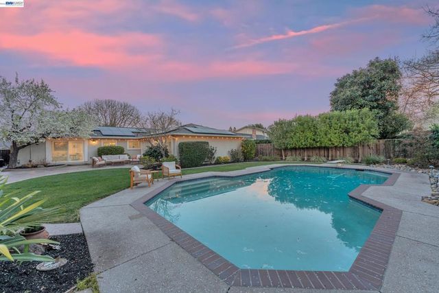 2070 Raven Rd, Pleasanton, CA 94566