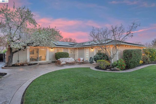 2070 Raven Rd, Pleasanton, CA 94566