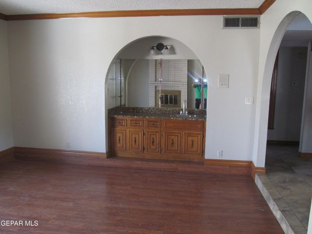 2101 E GLEN Drive, El Paso, TX 79936