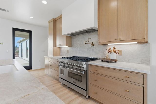 11450 E Jahant Rd, Acampo, CA 95220