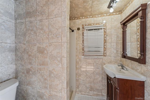 6 Last Lane, Hampton Bays, NY 11946