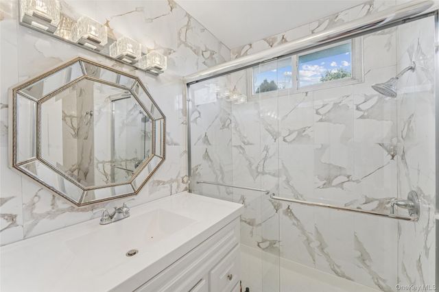 6 Last Lane, Hampton Bays, NY 11946