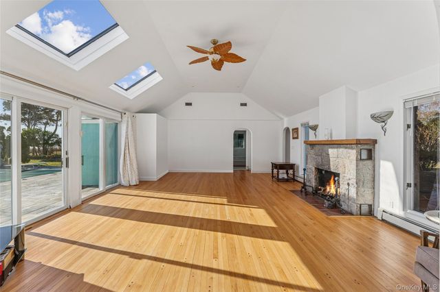 6 Last Lane, Hampton Bays, NY 11946