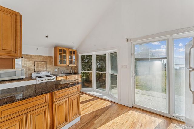 6 Last Lane, Hampton Bays, NY 11946