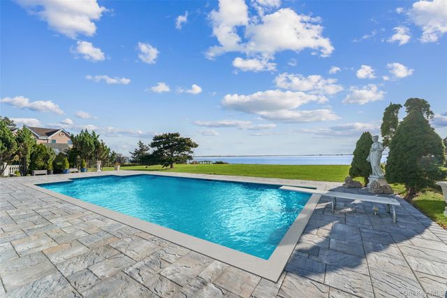 6 Last Lane, Hampton Bays, NY 11946