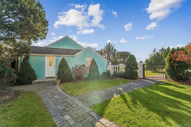 6 Last Lane, Hampton Bays, NY 11946