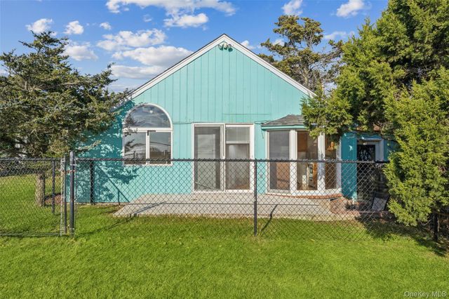 6 Last Lane, Hampton Bays, NY 11946