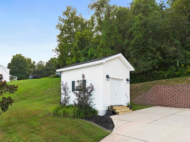 106 Regal Oaks Drive, Barboursville, WV 25504