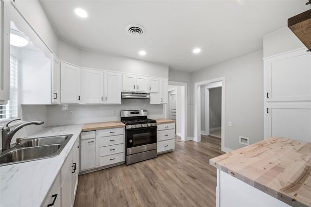 711 Bowie Street, Baytown, TX 77520