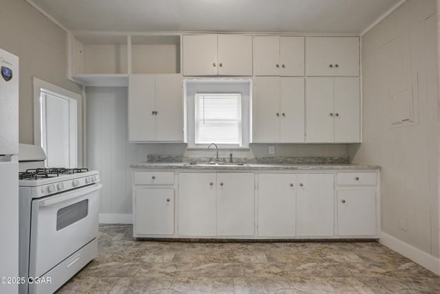 814 W 11th Street, Joplin, MO 64801