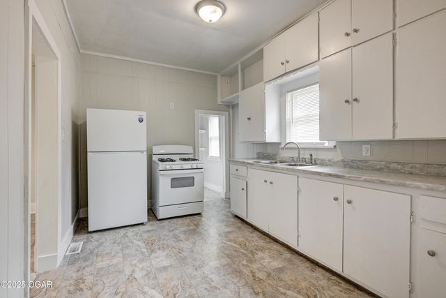 814 W 11th Street, Joplin, MO 64801