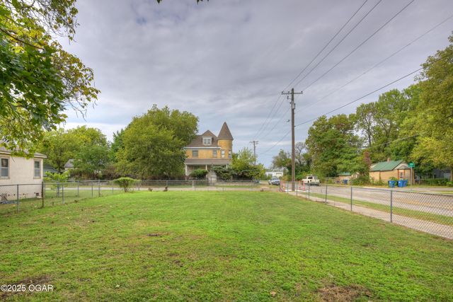 814 W 11th Street, Joplin, MO 64801